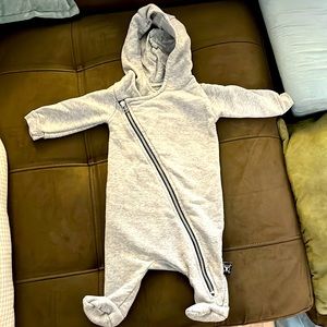 Nununu hooded sweats onesie (size NB/ unisex)
